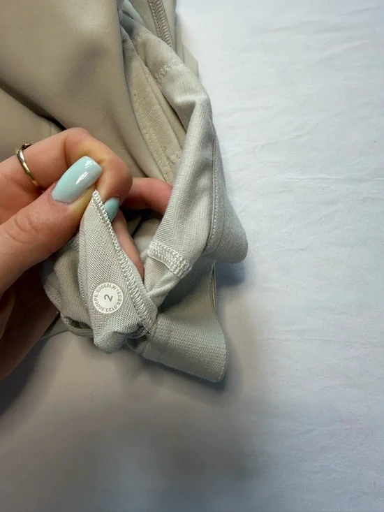 LULULEMON top - Picture 3 of 4